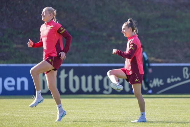 07.10.2026, xgrfx, Fussball DFB Medientermine, Deutsche Frauennationalmannschaft - Training v.l. Camilla Küver, Sophia Kleinherne (Deutsche Frauennationalmannschaft) Eppelheim