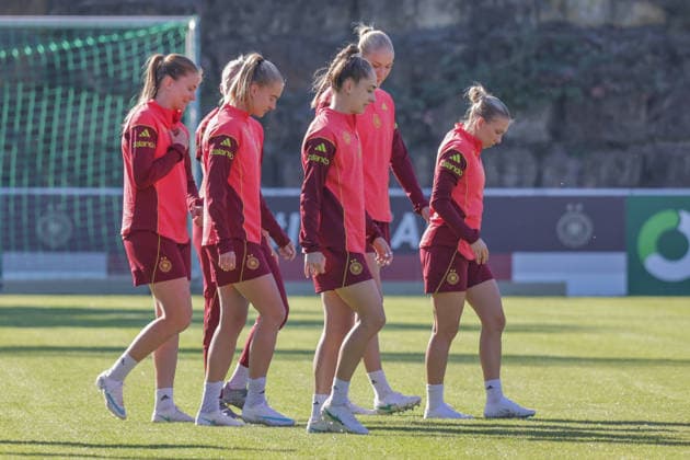 07.10.2026, xgrfx, Fussball DFB Medientermine, Deutsche Frauennationalmannschaft - Training v.l. Sjoeke Nüsken, Janina Minge, Sophia Kleinherne, Camilla Küver, Elisa Senß (Deutsche Frauennationalmannschaft) Eppelheim
