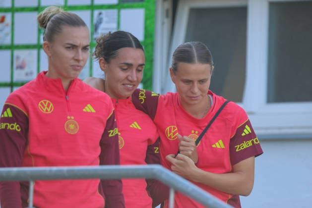 Eppelheim, Deutschland: 07.10.2026 - Deutsche Fußballnationalmannschaft der Frauen - Training - Testspiel Deutschland vs. Australien Im Bild: v.li. Laura Freigang (Deutschland), Bibiane Schulze Solano (Deutschland) und Klara Bühl Buehl (Deutschland) Copyright: HMBxMedia MadeleinexFantini