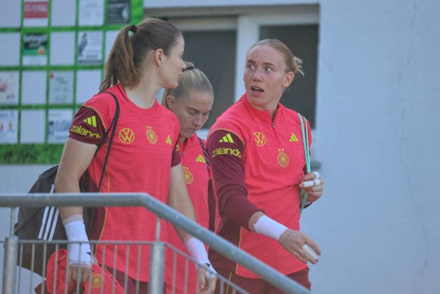 Eppelheim, Deutschland: 07.10.2026 - Deutsche Fußballnationalmannschaft der Frauen - Training - Testspiel Deutschland vs. Australien Im Bild: v.li. Torhüterin Stina Johannes (Deutschland) und Torhüterin Laura Dick (Deutschland) Copyright: HMBxMedia MadeleinexFantini