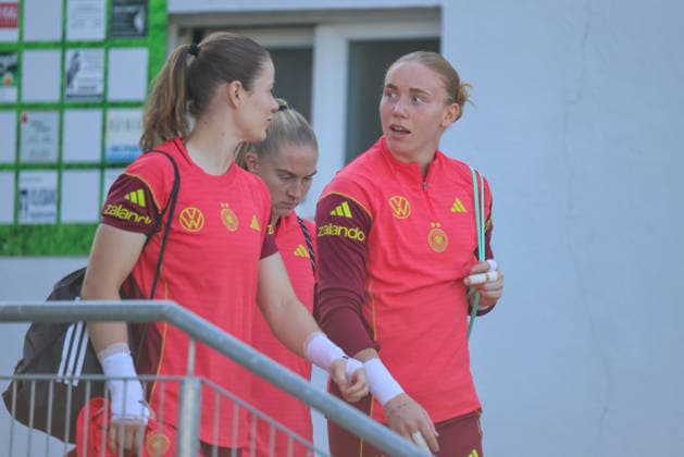 Eppelheim, Deutschland: 07.10.2026 - Deutsche Fußballnationalmannschaft der Frauen - Training - Testspiel Deutschland vs. Australien Im Bild: v.li. Torhüterin Stina Johannes (Deutschland) und Torhüterin Laura Dick (Deutschland) Copyright: HMBxMedia MadeleinexFantini