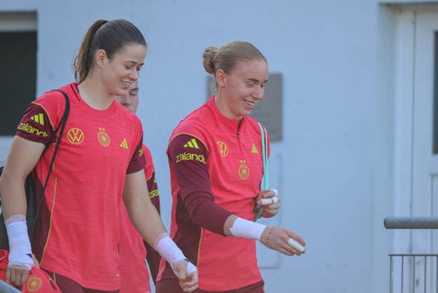 Eppelheim, Deutschland: 07.10.2026 - Deutsche Fußballnationalmannschaft der Frauen - Training - Testspiel Deutschland vs. Australien Im Bild: v.li. Torhüterin Stina Johannes (Deutschland) und Torhüterin Laura Dick (Deutschland) Copyright: HMBxMedia MadeleinexFantini