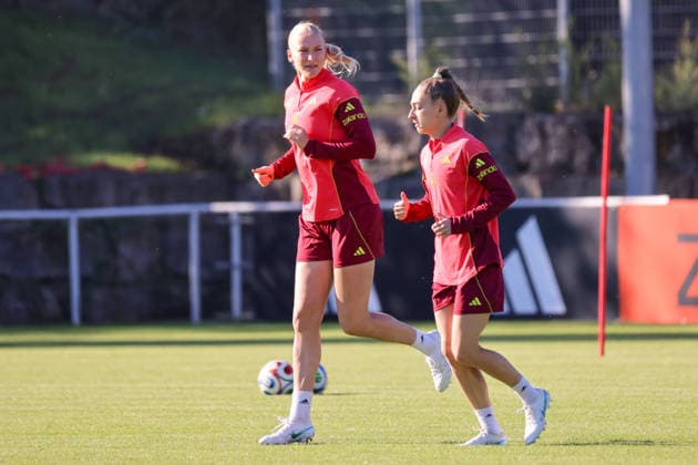 Eppelheim, Deutschland: 07.10.2026 - Deutsche Fußballnationalmannschaft der Frauen - Training - Testspiel Deutschland vs. Australien Im Bild: v.li. Camilla Küver Kuever (Deutschland) und Sophia Kleinherne (Deutschland) Copyright: HMBxMedia MadeleinexFantini