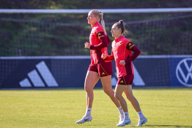 Eppelheim, Deutschland: 07.10.2026 - Deutsche Fußballnationalmannschaft der Frauen - Training - Testspiel Deutschland vs. Australien Im Bild: v.li. Camilla Küver Kuever (Deutschland) und Sophia Kleinherne (Deutschland) Copyright: HMBxMedia MadeleinexFantini