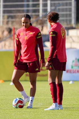 Eppelheim, Deutschland: 07.10.2026 - Deutsche Fußballnationalmannschaft der Frauen - Training - Testspiel Deutschland vs. Australien Im Bild: v.li. Lisa Baum (Deutschland) und Cora Zicai (Deutschland) Copyright: HMBxMedia MadeleinexFantini