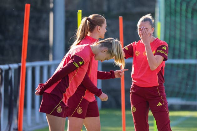 Eppelheim, Deutschland: 07.10.2026 - Deutsche Fußballnationalmannschaft der Frauen - Training - Testspiel Deutschland vs. Australien Im Bild: v.li. Janina Minge (Deutschland), Sjoeke Nüsken Nuesken (Deutschland) und Laura Freigang (Deutschland) Copyright: HMBxMedia MadeleinexFantini