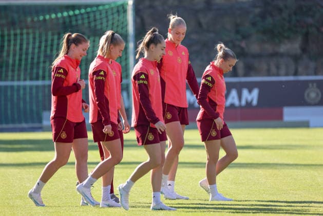 Eppelheim, Deutschland: 07.10.2026 - Deutsche Fußballnationalmannschaft der Frauen - Training - Testspiel Deutschland vs. Australien Im Bild: v.li. Sjoeke Nüsken Nuesken (Deutschland), Janina Minge (Deutschland), Sophia Kleinherne (Deutschland), Camilla Küver Kuever (Deutschland) und Elisa Senß Senss (Deutschland) Copyright: HMBxMedia MadeleinexFantini
