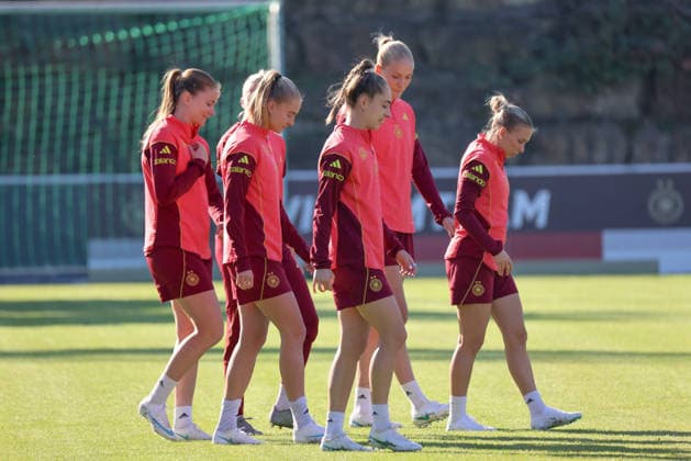Eppelheim, Deutschland: 07.10.2026 - Deutsche Fußballnationalmannschaft der Frauen - Training - Testspiel Deutschland vs. Australien Im Bild: v.li. Sjoeke Nüsken Nuesken (Deutschland), Janina Minge (Deutschland), Sophia Kleinherne (Deutschland), Camilla Küver Kuever (Deutschland) und Elisa Senß Senss (Deutschland) Copyright: HMBxMedia MadeleinexFantini