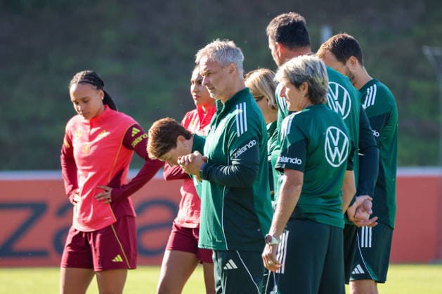 Eppelheim, Deutschland: 07.10.2026 - Deutsche Fußballnationalmannschaft der Frauen - Training - Testspiel Deutschland vs. Australien Im Bild: Bundestrainer Christian Wück Wueck (Deutschland), mittig im Bild Copyright: HMBxMedia MadeleinexFantini