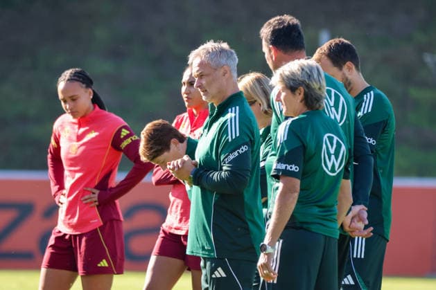 Eppelheim, Deutschland: 07.10.2026 - Deutsche Fußballnationalmannschaft der Frauen - Training - Testspiel Deutschland vs. Australien Im Bild: Im Bild: Bundestrainer Christian Wück Wueck (Deutschland), mittig im Bild Copyright: HMBxMedia MadeleinexFantini