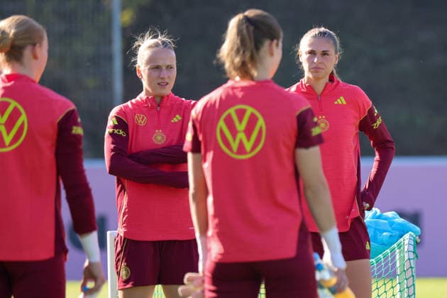 Eppelheim, Deutschland: 07.10.2026 - Deutsche Fußballnationalmannschaft der Frauen - Training - Testspiel Deutschland vs. Australien Im Bild: v.li. Franziska Kett (Deutschland) und Jule Brand (Deutschland) bei der Teambesprechung Copyright: HMBxMedia MadeleinexFantini