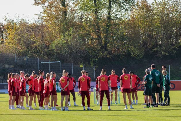 Eppelheim, Deutschland: 07.10.2026 - Deutsche Fußballnationalmannschaft der Frauen - Training - Testspiel Deutschland vs. Australien Im Bild: Die Spielerinnen der deutschen Fußballnationalmannschaft der Frauen im Mannschaftskreis zur Teambesprechung Copyright: HMBxMedia MadeleinexFantini