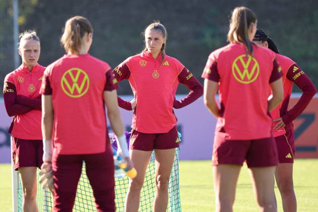 Eppelheim, Deutschland: 07.10.2026 - Deutsche Fußballnationalmannschaft der Frauen - Training - Testspiel Deutschland vs. Australien Im Bild: v.li. Franziska Kett (Deutschland) und Jule Brand (Deutschland) Copyright: HMBxMedia MadeleinexFantini