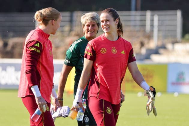 Eppelheim, Deutschland: 07.10.2026 - Deutsche Fußballnationalmannschaft der Frauen - Training - Testspiel Deutschland vs. Australien Im Bild: v.li. Torhüterin Laura Dick (Deutschland) und Torhüterin Stina Johannes (Deutschland) Copyright: HMBxMedia MadeleinexFantini