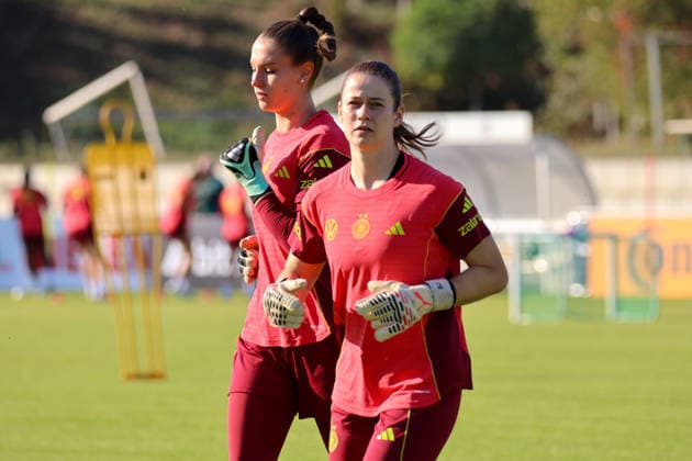 Eppelheim, Deutschland: 07.10.2026 - Deutsche Fußballnationalmannschaft der Frauen - Training - Testspiel Deutschland vs. Australien Im Bild: v.li. Torhüterin Ena Mahmutovic (Deutschland) und Torhüterin Laura Dick (Deutschland) Copyright: HMBxMedia MadeleinexFantini