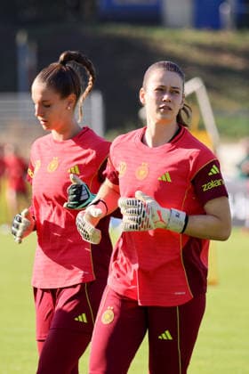 Eppelheim, Deutschland: 07.10.2026 - Deutsche Fußballnationalmannschaft der Frauen - Training - Testspiel Deutschland vs. Australien Im Bild: v.li. Torhüterin Ena Mahmutovic (Deutschland) und Torhüterin Laura Dick (Deutschland) Copyright: HMBxMedia MadeleinexFantini