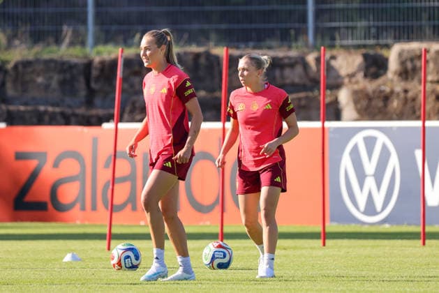 Eppelheim, Deutschland: 07.10.2026 - Deutsche Fußballnationalmannschaft der Frauen - Training - Testspiel Deutschland vs. Australien Im Bild: v.li. Marie Müller Mueller (Deutschland) und Elisa Senß Senss (Deutschland) Copyright: HMBxMedia MadeleinexFantini