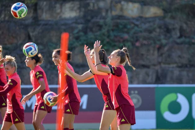 Eppelheim, Deutschland: 07.10.2026 - Deutsche Fußballnationalmannschaft der Frauen - Training - Testspiel Deutschland vs. Australien Im Bild: Sophia Kleinherne (Deutschland) mit ihren Mannschaftskolleginnen Copyright: HMBxMedia MadeleinexFantini