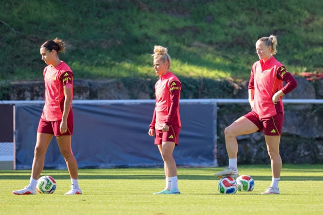 Eppelheim, Deutschland: 07.10.2026 - Deutsche Fußballnationalmannschaft der Frauen - Training - Testspiel Deutschland vs. Australien Im Bild: v.li. Bibiane Schulze Solano (Deutschland), Linda Dallmann (Deutschland) und Lea Schüller Schueller (Deutschland) Copyright: HMBxMedia MadeleinexFantini