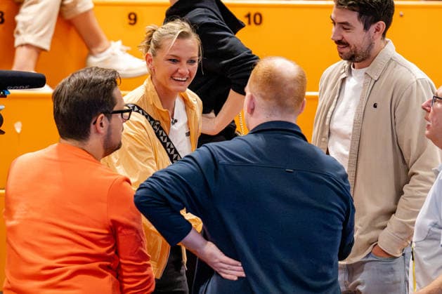 Dortmund, 07.10.2026, Handball, Damen, Alsco Handball Bundesliga Frauen, 5. Spieltag , BVB Borussia Dortmund - Buxtehuder SV Alexandra Popp (BVB) wird in der Halle von Tim Andler (HBF) Dortmund Sporthalle Wellinghofen NRW Germany