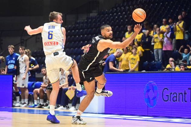 Men s basketball Champions League, group G, 1st round, match Slavia Praha NBK and Alba Berlin in Pardubice, Czech Republic, October 7, 2026. From left Malte Delow of Alba, Nana Owusu-Anane of Slavia. (CTKxPhoto JosefxVostarek) CTKPhotoP2026100707308  CTKPhotoP2026100707308
