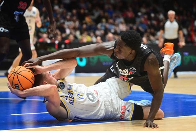 Men s basketball Champions League, group G, 1st round, match Slavia Praha NBK and Alba Berlin in Pardubice, Czech Republic, October 7, 2026. From left Joe Wieskamp of Alba, Nana Owusu-Anane of Slavia. (CTKxPhoto JosefxVostarek) CTKPhotoP2026100707516  CTKPhotoP2026100707516