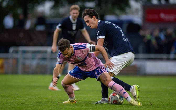 Fussball, Saison 2026 2027, Niederrheinpokal, 07.10.2026, 03. Runde, Herren, BW Dindgen (blau) vs. MSV Duisburg (rosa) v.l.: Can Coskun (MSV Duisburg), Max Mahn (BW Dingden), Hamminkeln Sportplatz BW Dingden NRW Deutschland