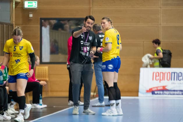 Handball, Alsco HBF1: HC Leipzig - TuS Metzingen; 07.10.2026 Trainer Erik Töpfer (HC Leipzig) mit Anweisungen für Jasmin Eckart (18, HC Leipzig). Alsco Handball Bundesliga Frauen HBF1, Saison 2026 2027, 5. Spieltag: HC Leipzig vs. TuS Metzingen am 07.10.2026 im Sportcenter Markranstädt. Copyright: xBEAUTIFULxSPORTS JanxKaeferx
