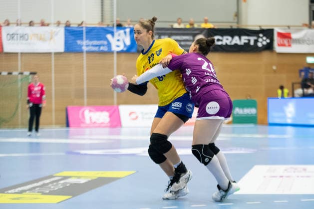 Handball, Alsco HBF1: HC Leipzig - TuS Metzingen; 07.10.2026 Marlene Tucholke (23, HC Leipzig) bedrängt von Svenja Hübner (26, TuS Metzingen). Alsco Handball Bundesliga Frauen HBF1, Saison 2026 2027, 5. Spieltag: HC Leipzig vs. TuS Metzingen am 07.10.2026 im Sportcenter Markranstädt. Copyright: xBEAUTIFULxSPORTS JanxKaeferx