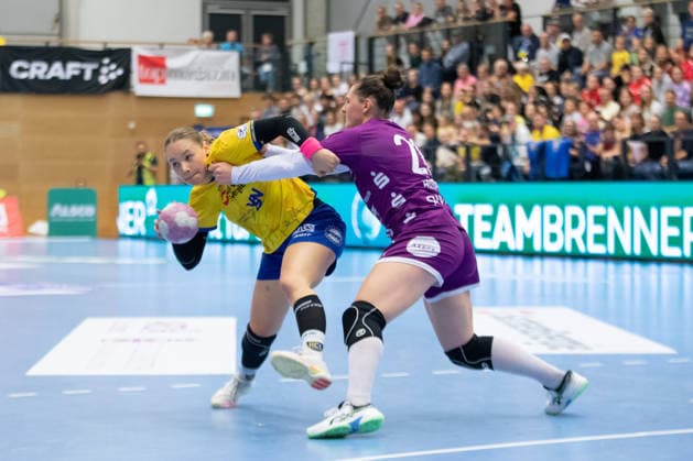 Handball, Alsco HBF1: HC Leipzig - TuS Metzingen; 07.10.2026 Lara Tauchmann (28, HC Leipzig) wird von Svenja Hübner (26, TuS Metzingen) attackiert. Alsco Handball Bundesliga Frauen HBF1, Saison 2026 2027, 5. Spieltag: HC Leipzig vs. TuS Metzingen am 07.10.2026 im Sportcenter Markranstädt. Copyright: xBEAUTIFULxSPORTS JanxKaeferx