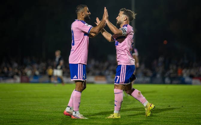 Fussball, Saison 2026 2027, Niederrheinpokal, 07.10.2026, 03. Runde, Herren, BW Dindgen (blau) vs. MSV Duisburg (rosa) v.l.: Ramien Safi (MSV Duisburg), Can Coskun (MSV Duisburg), Hamminkeln Sportplatz BW Dingden NRW Deutschland