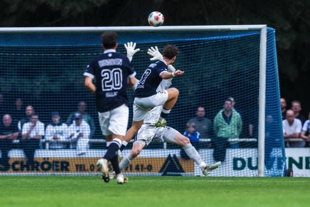 Fussball, FVN Niederreinpokal Saison 2026 2027 Achtelfinale SV Blau-Weiß Dingden - MSV Duisburg 07.10.2026, Sportplatz Dingden Tor zum 1-0 für BW Dingden durch Fabrice Kempe (Dingden, 37) Hamminkeln-Dingden Sportplatz Dingden Nordrhein-Westfalen Deutschland