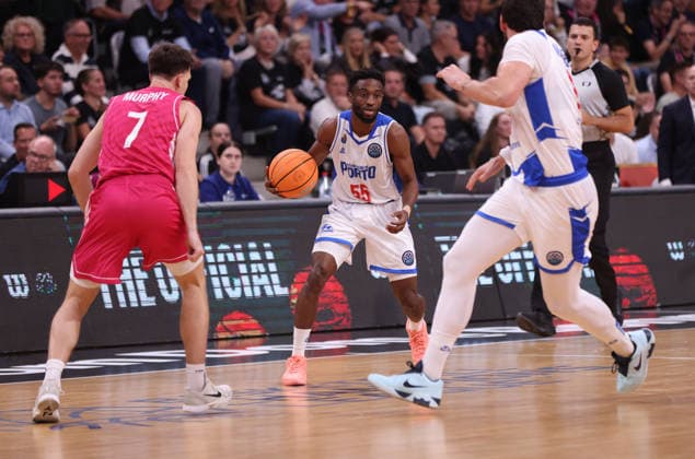 Childe Dundao (Porto) am Ball gegen Grayson Murphy (Bonn), BCL, Telekom Baskets Bonn vs FC Porto, Bonn, 07.10.2026.