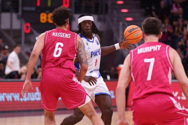 Thomas Bropleh (Porto) am Ball gegen Michael Kessens (Bonn), BCL, Telekom Baskets Bonn vs FC Porto, Bonn, 07.10.2026.
