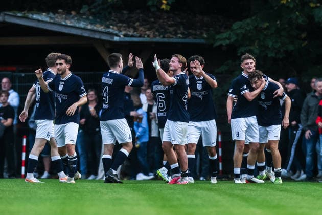 Fussball, FVN Niederreinpokal Saison 2026 2027 Achtelfinale SV Blau-Weiß Dingden - MSV Duisburg 07.10.2026, Sportplatz Dingden Torjubel BW Dingden nach dem Tor zum 1-0 durch Fabrice Kempe (BW Dingden, 37) die Spieler freuen sich Hamminkeln-Dingden Sportplatz Dingden Nordrhein-Westfalen Deutschland