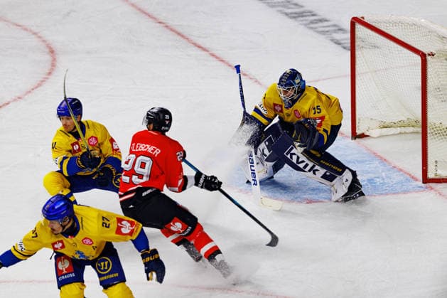 COLOGNE, GERMANY - 7 OCTOBER 2026: Image shows Janis Fecers (Herning Blue Fox, 35) and Tim Fleischer (Kölner Haie, 29) during Champions Hockey League 2026 27 League Phase, Matchday 5: Kölner Haie vs Herning Blue Fox at LANXESS arena on 7 10 2026 in Cologne, Germany. Germany Copyright: xFröhlichxPascalx