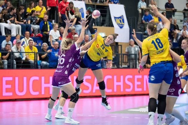 Handball, Alsco HBF1: HC Leipzig - TuS Metzingen; 07.10.2026 Marlene Tucholke (23, HC Leipzig) kämpft sich zum Wurf durch. Alsco Handball Bundesliga Frauen HBF1, Saison 2026 2027, 5. Spieltag: HC Leipzig vs. TuS Metzingen am 07.10.2026 im Sportcenter Markranstädt. Copyright: xBEAUTIFULxSPORTS JanxKaeferx