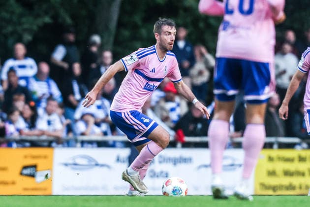 Fussball, FVN Niederreinpokal Saison 2026 2027 Achtelfinale SV Blau-Weiß Dingden - MSV Duisburg 07.10.2026, Sportplatz Dingden Max Besuschkow (MSV Duisburg, 17) Hamminkeln-Dingden Sportplatz Dingden Nordrhein-Westfalen Deutschland