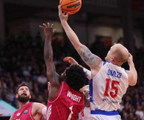 Tanner Omlid (Porto) am Ball neben John-Michael Wright (Bonn), BCL, Telekom Baskets Bonn vs FC Porto, Bonn, 07.10.2026.