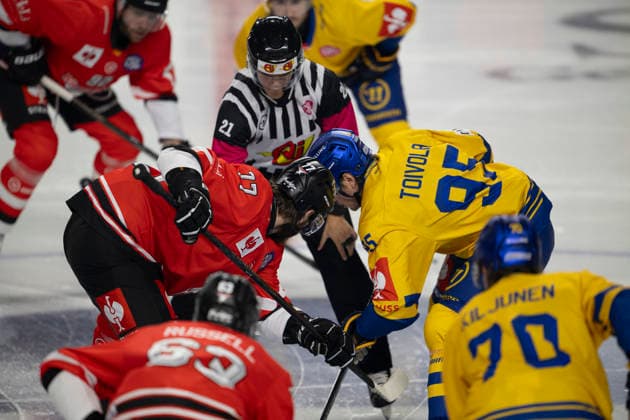 CHL; Kölner Haie - Herning Blue Fox; Köln, 07.10.2026 Ryan Macinnis (Kölner Haie, Sturm, 77); Seedo Janssen (Hauptschiedsrichter, 21); +h45+; CHL; Kölner Haie - Herning Blue Fox am 07.10.2026 in der Lanxessarena in Köln (Deutschland). Copyright: xBEAUTIFULxSPORTS AndreasxDickx