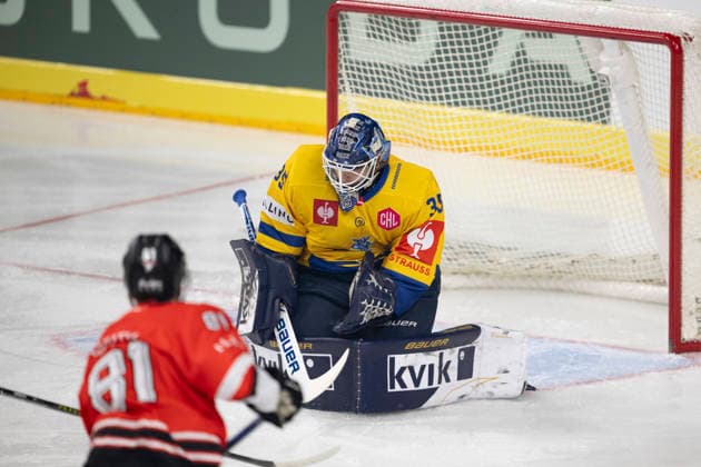 CHL; Kölner Haie - Herning Blue Fox; Köln, 07.10.2026 Mateu Späth (Kölner Haie, Sturm, 81); Janis Fecers (Herning Blue Fox, Torwart, 35); CHL; Kölner Haie - Herning Blue Fox am 07.10.2026 in der Lanxessarena in Köln (Deutschland). Copyright: xBEAUTIFULxSPORTS AndreasxDickx