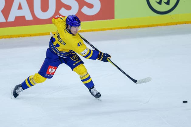 07.10.2026, Eishockey, CHL, Kölner Haie - Blue Fox Herning, Champions Hockey League 2026 27, 5. Spieltag, Saison 2026 27, Lanxess-Arena Köln: Mads Skov Larsen (Blue Fox Herning 41) beim Schuss Nordrhein-Westfalen Deutschland