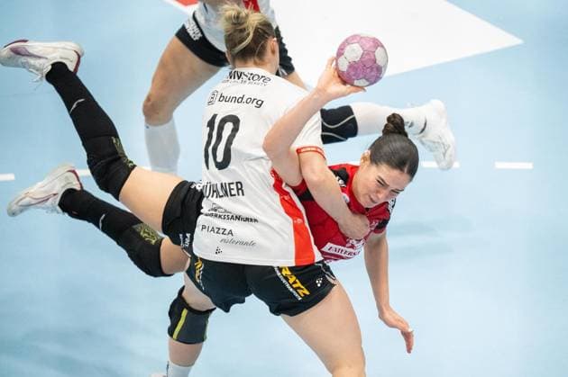 HANDBALL FRAUEN 2026-2027 5. BUNDESLIGA 1. SPIELTAG THC - HSG BLOMBERG-LIPPE ** NUR FÜR REDAKTIONELLE ZWECKE ** EDITORIAL USE ONLY **<p>07 10 2026-Bad Langensalza: Handball Frauen 1. Bundesliga Frauen Saison 2026-2027 Salzhalle 5. Spieltag Thüringer HC - HSG Blomberg-Lippe im Foto: Luca Csikos 5 (Thüringer HC) im Zweikampf mit Maxi Mühlner 10 (HSG Blomberg-Lippe) ( Deutschland Thueringen Bad Langensalza Copyright: SaschaxFromm