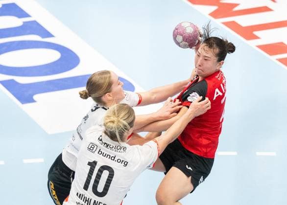 HANDBALL FRAUEN 2026-2027 5. BUNDESLIGA 1. SPIELTAG THC - HSG BLOMBERG-LIPPE ** NUR FÜR REDAKTIONELLE ZWECKE ** EDITORIAL USE ONLY **<p>07 10 2026-Bad Langensalza: Handball Frauen 1. Bundesliga Frauen Saison 2026-2027 Salzhalle 5. Spieltag Thüringer HC - HSG Blomberg-Lippe im Foto: Natsuki Aizawa 23 (Thüringer HC) im Zweikampf mit Maxi Mühlner 10 (HSG Blomberg-Lippe) und Nieke Kühne 9 (HSG Blomberg-Lippe) ( Deutschland Thueringen Bad Langensalza Copyright: SaschaxFromm