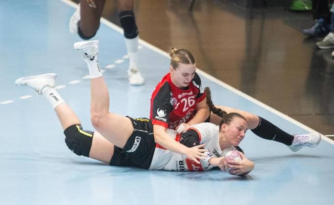 HANDBALL FRAUEN 2026-2027 5. BUNDESLIGA 1. SPIELTAG THC - HSG BLOMBERG-LIPPE ** NUR FÜR REDAKTIONELLE ZWECKE ** EDITORIAL USE ONLY **<p>07 10 2026-Bad Langensalza: Handball Frauen 1. Bundesliga Frauen Saison 2026-2027 Salzhalle 5. Spieltag Thüringer HC - HSG Blomberg-Lippe im Foto: Anna Szabo 26 (Thüringer HC) im Zweikampf mit Diana Magnusdottir 7 (HSG Blomberg-Lippe) ( Deutschland Thueringen Bad Langensalza Copyright: SaschaxFromm
