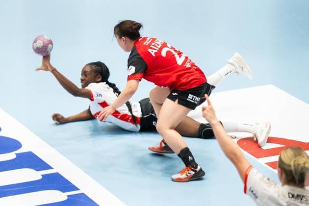 HANDBALL FRAUEN 2026-2027 5. BUNDESLIGA 1. SPIELTAG THC - HSG BLOMBERG-LIPPE ** NUR FÜR REDAKTIONELLE ZWECKE ** EDITORIAL USE ONLY **<p>07 10 2026-Bad Langensalza: Handball Frauen 1. Bundesliga Frauen Saison 2026-2027 Salzhalle 5. Spieltag Thüringer HC - HSG Blomberg-Lippe im Foto: Natsuki Aizawa 23 (Thüringer HC) im Zweikampf mit mberg-Lippe), Nieke Kühne 9 (HSG Blomberg-Lippe) und Farelle Njinkeu 55 (HSG Blomberg-Lippe) ( Deutschland Thueringen Bad Langensalza Copyright: SaschaxFromm