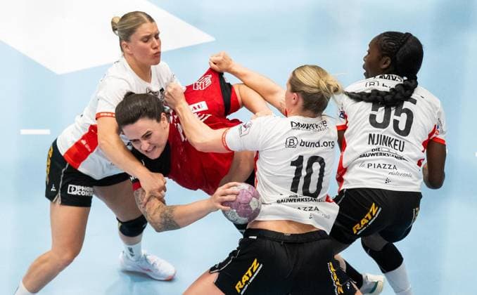 HANDBALL FRAUEN 2026-2027 5. BUNDESLIGA 1. SPIELTAG THC - HSG BLOMBERG-LIPPE ** NUR FÜR REDAKTIONELLE ZWECKE ** EDITORIAL USE ONLY **<p>07 10 2026-Bad Langensalza: Handball Frauen 1. Bundesliga Frauen Saison 2026-2027 Salzhalle 5. Spieltag Thüringer HC - HSG Blomberg-Lippe im Foto: Macela Arounian 36 (Thüringer HC) im Zweikampf mit Maxi Mühlner 10 (HSG Blomberg-Lippe), Laura Rüffieux 3 (HSG Blomberg-Lippe) und Farelle Njinkeu 55 (HSG Blomberg-Lippe) ( Deutschland Thueringen Bad Langensalza Copyright: SaschaxFromm