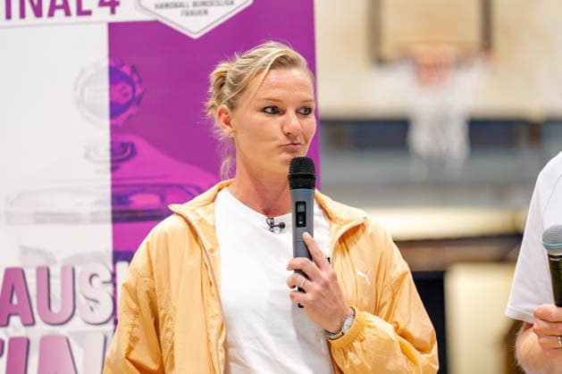 Dortmund, 07.10.2026, Handball, Damen, Alsco Handball Bundesliga Frauen, 5. Spieltag , BVB Borussia Dortmund - Buxtehuder SV Alexandra Popp im Gespräch vor der Auslosung des Viertelfinales des DHB Pokal der Frauen Dortmund Sporthalle Wellinghofen NRW Germany