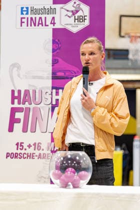 Dortmund, 07.10.2026, Handball, Damen, Alsco Handball Bundesliga Frauen, 5. Spieltag , BVB Borussia Dortmund - Buxtehuder SV Alexandra Popp im Gespräch vor der Auslosung des Viertelfinales des DHB Pokal der Frauen Dortmund Sporthalle Wellinghofen NRW Germany
