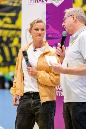 Dortmund, 07.10.2026, Handball, Damen, Alsco Handball Bundesliga Frauen, 5. Spieltag , BVB Borussia Dortmund - Buxtehuder SV Alexandra Popp im Gespräch vor der Auslosung des Viertelfinales des DHB Pokal der Frauen Dortmund Sporthalle Wellinghofen NRW Germany